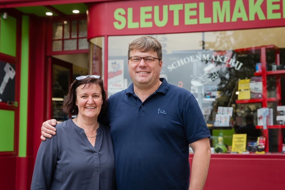 Rob en Sandra voor de winkel van Slotenmaker Rob aan de Jules Moretuslei in Wilrijk